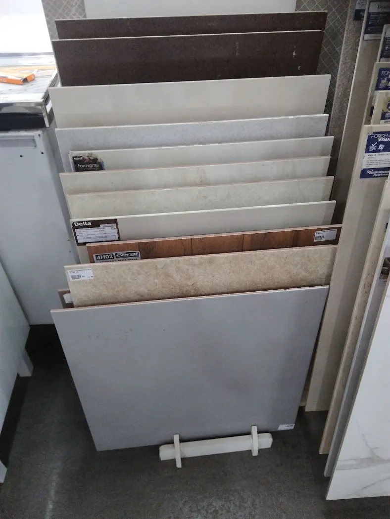 Amostras de porcelanato em expositor na Construserra