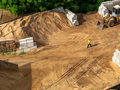 Areia e pedra no pátio da Construserra