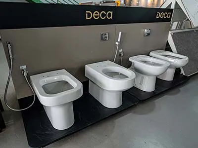Bacias sanitárias Deca em exposição