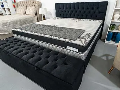 Cama box com cabeceira e baú na Construserra
