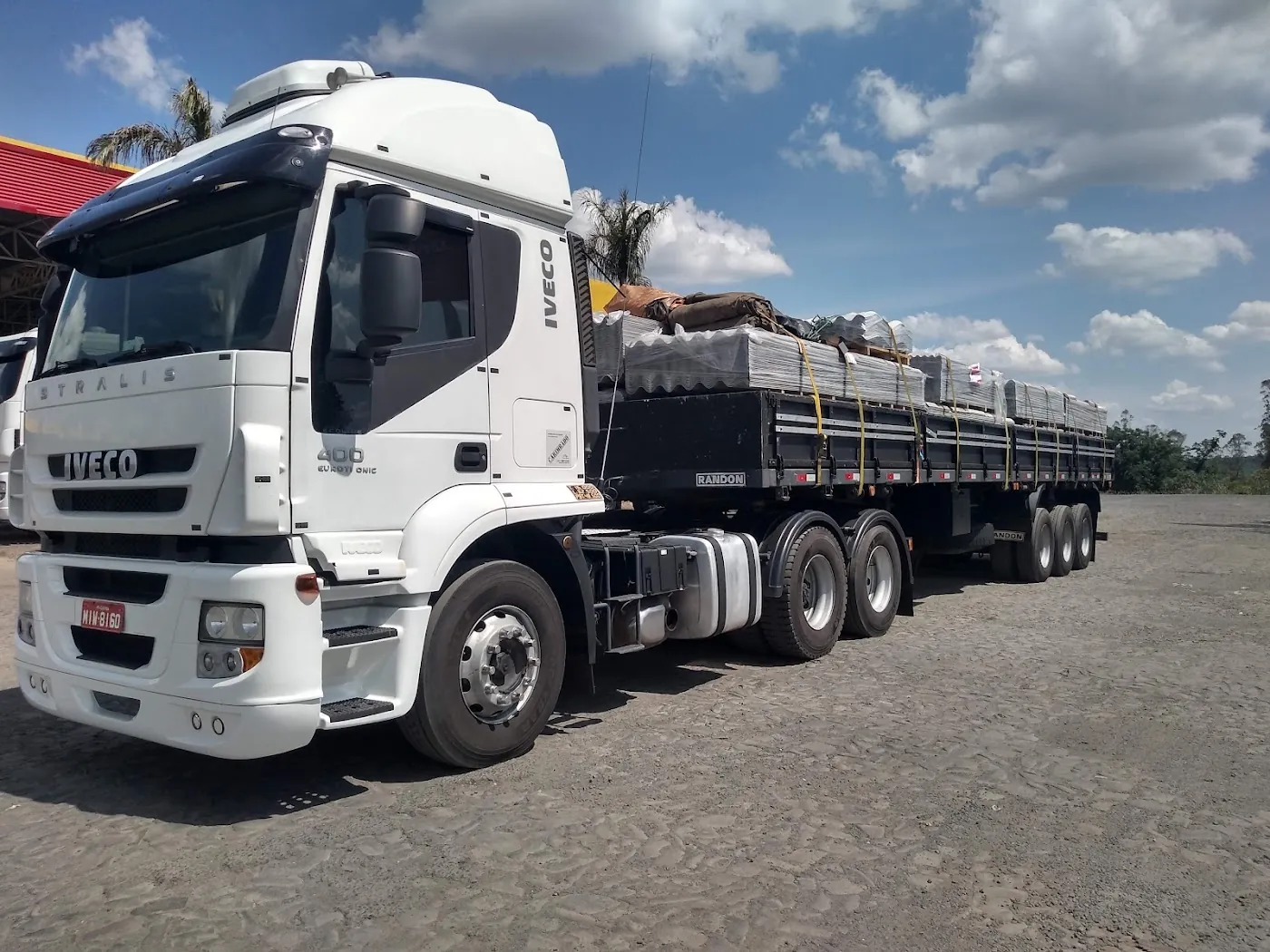 Caminhão de entrega da Construserra no pátio da matriz
