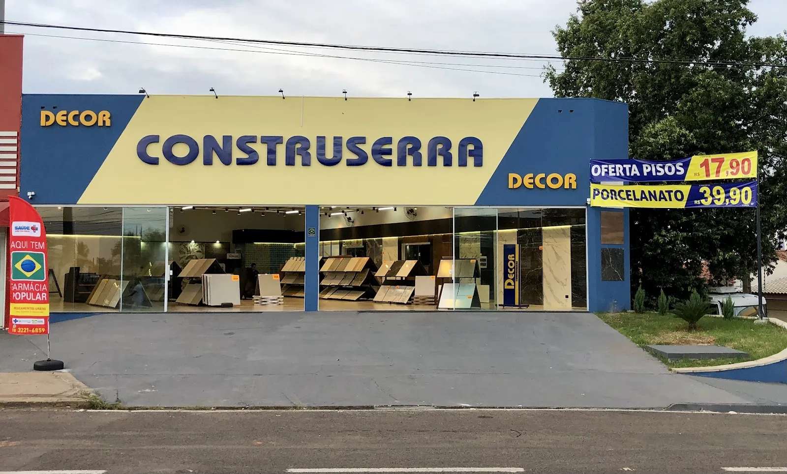 Fachada da Construserra Decor Zona Sul, no Jardim Itaipu