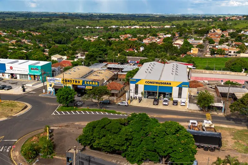 Fachada da Construserra matriz, na Rua Alvino Gomes Teixeira