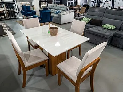 Mesa de jantar com cadeiras na Construserra