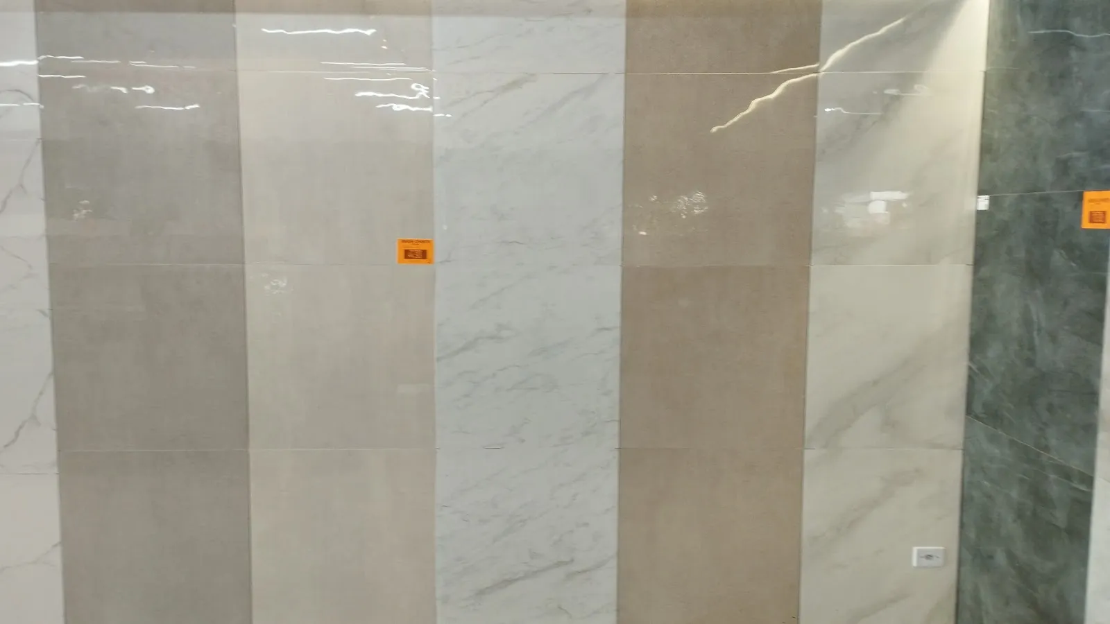 Painéis de porcelanato claro na loja da Zona Sul