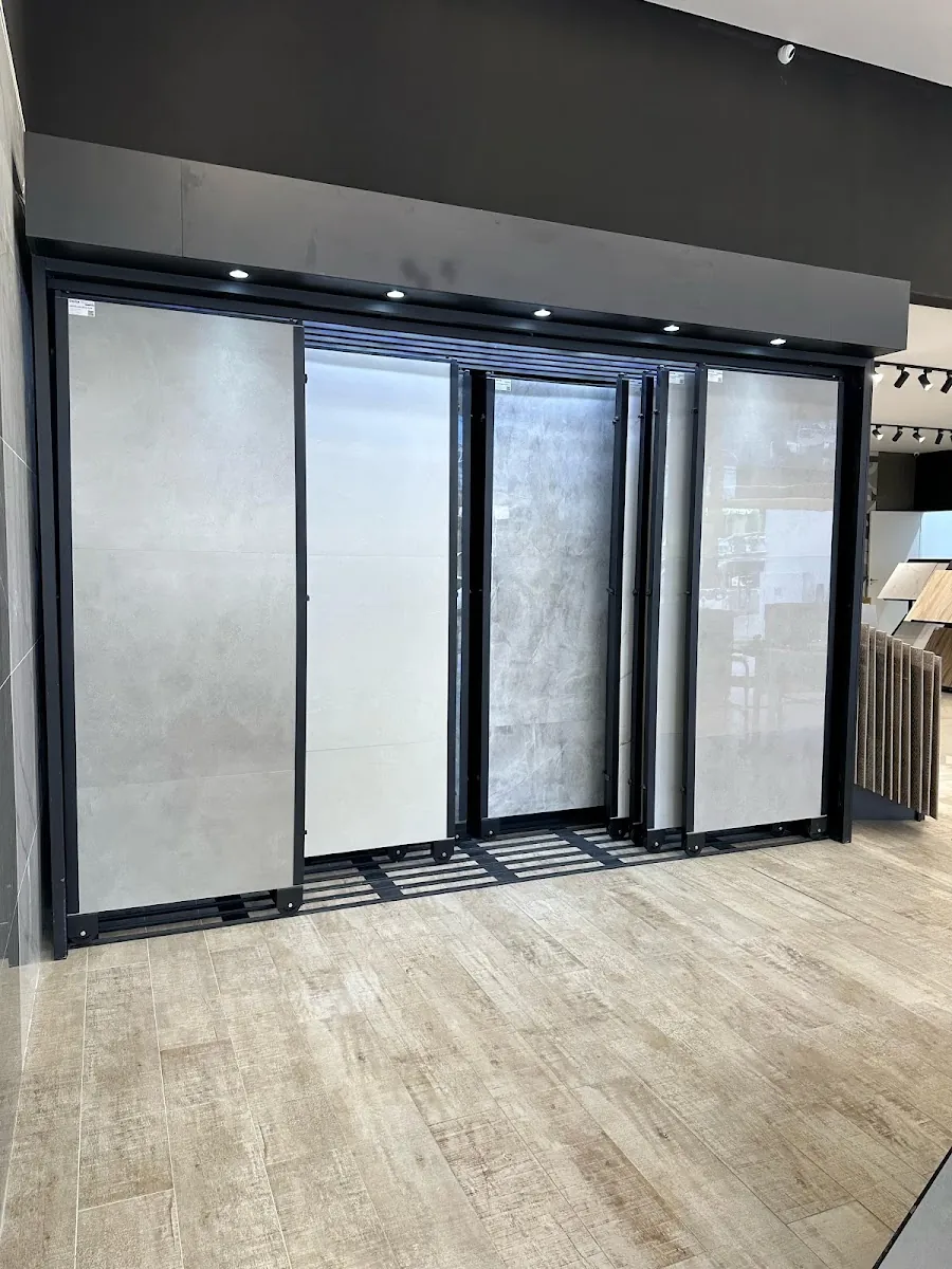 Painel de porcelanato em grande formato na loja do Centro