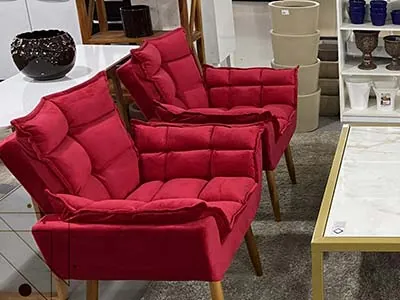 Poltronas vermelhas na loja de móveis da Construserra