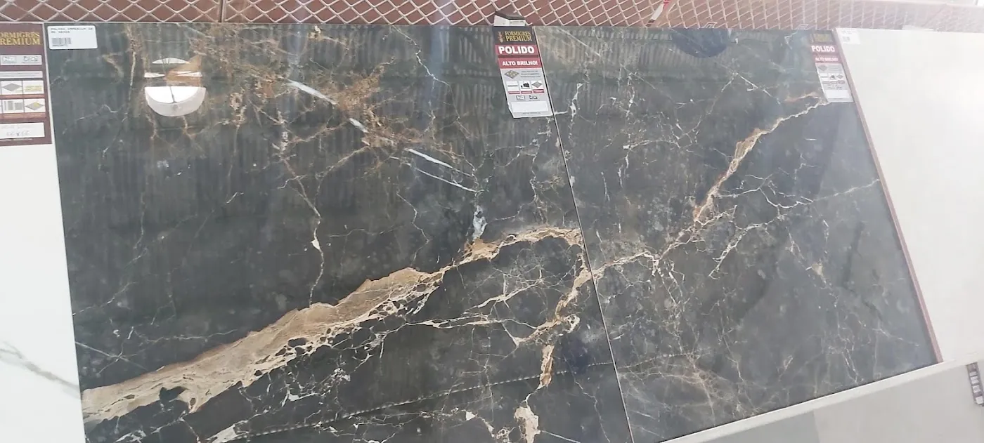 Porcelanato marmorizado escuro na Construserra