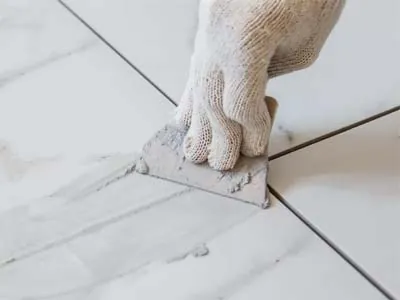 Aplicação de rejunte em porcelanato claro