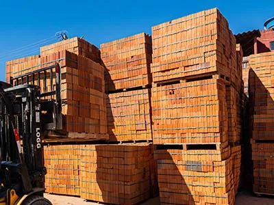 Tijolos no pátio da Construserra