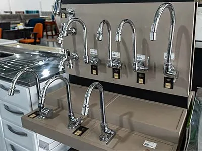 Torneiras para cozinha e banheiro no expositor da Construserra